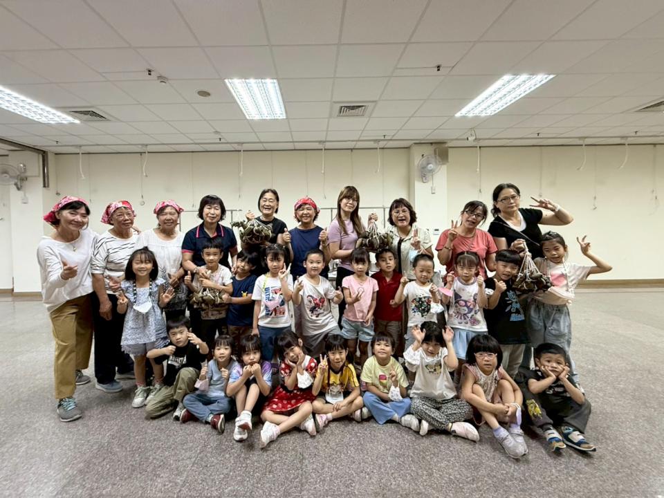幼兒首次體驗端午包粽  新奇有趣