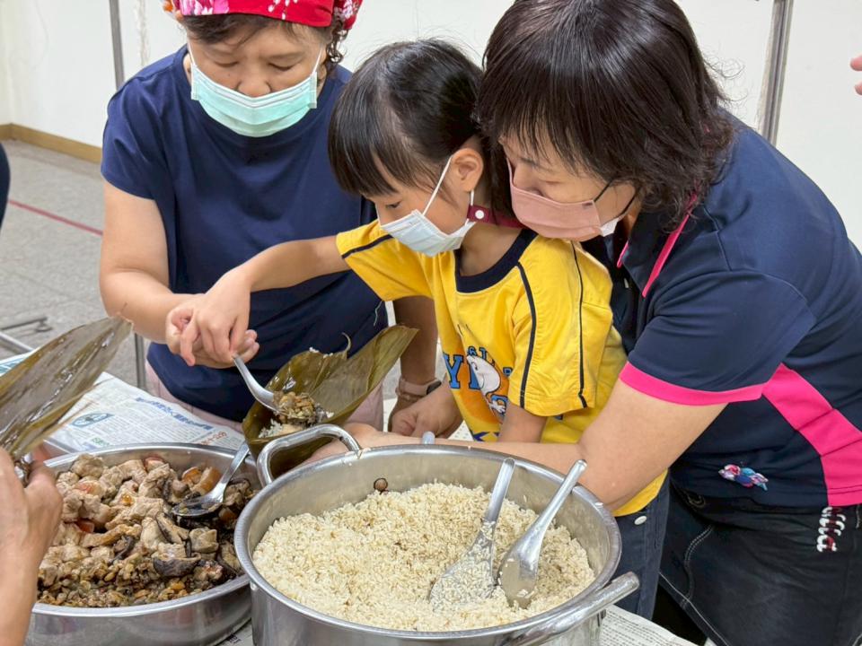 幼兒首次體驗端午包粽  新奇有趣