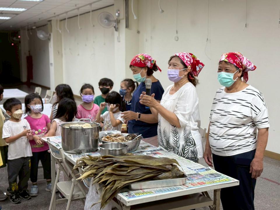 幼兒首次體驗端午包粽  新奇有趣