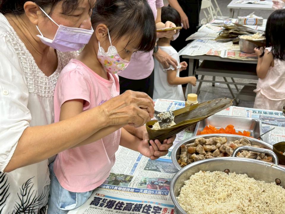 幼兒首次體驗端午包粽  新奇有趣