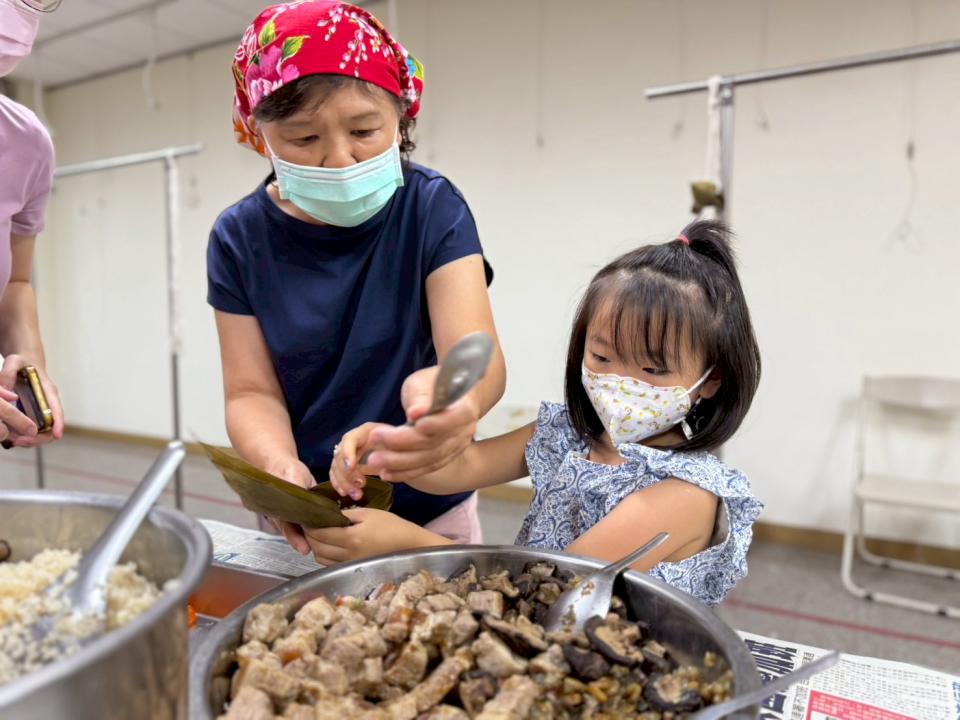 幼兒首次體驗端午包粽  新奇有趣