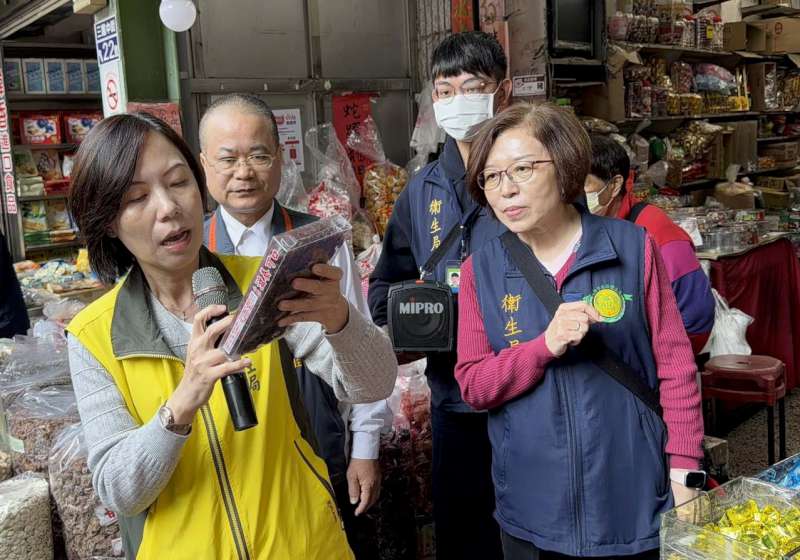 高市衛生局等相關單位稽查三鳳中街年貨 把關春節飲食衛生安全