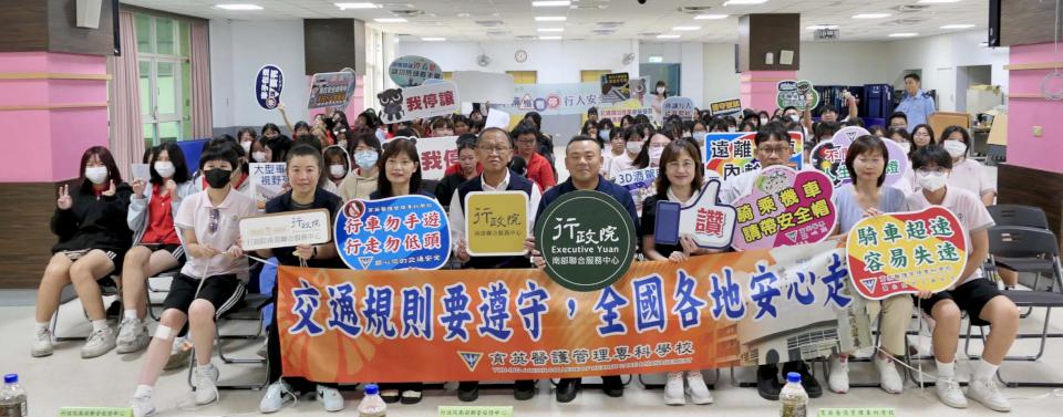 行政院南服中心攜手高雄區監理所前進護校 體驗大車內輪差、模擬酒駕宣導交安