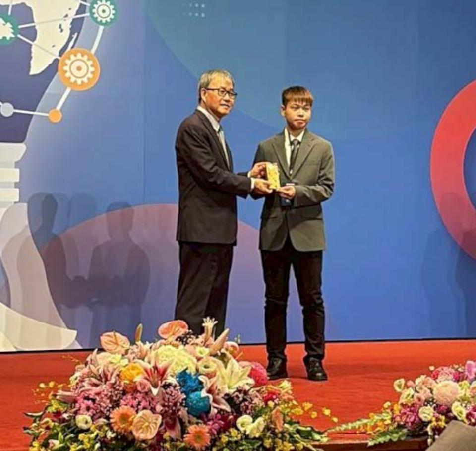 正修科大電競系林皇甫、謝芮凌國際發明展摘金 教育部長鄭英耀公開嘉勉