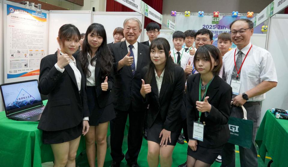 正修科大電競系林皇甫、謝芮凌國際發明展摘金 教育部長鄭英耀公開嘉勉