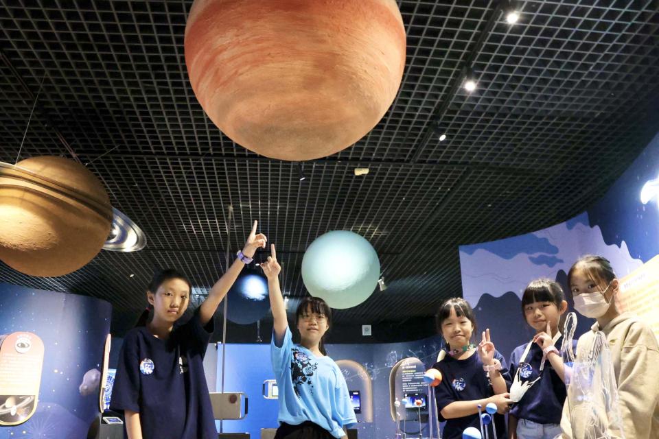 高市小港區港和國小天文展示廳銀河小學堂啟用 新增設備強化學生自主探索創新思維