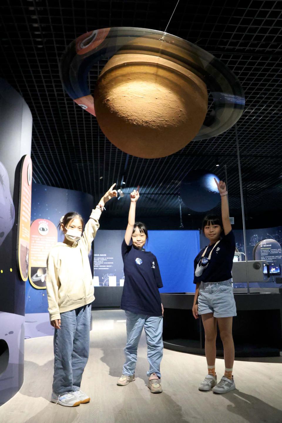 高市小港區港和國小天文展示廳銀河小學堂啟用 新增設備強化學生自主探索創新思維