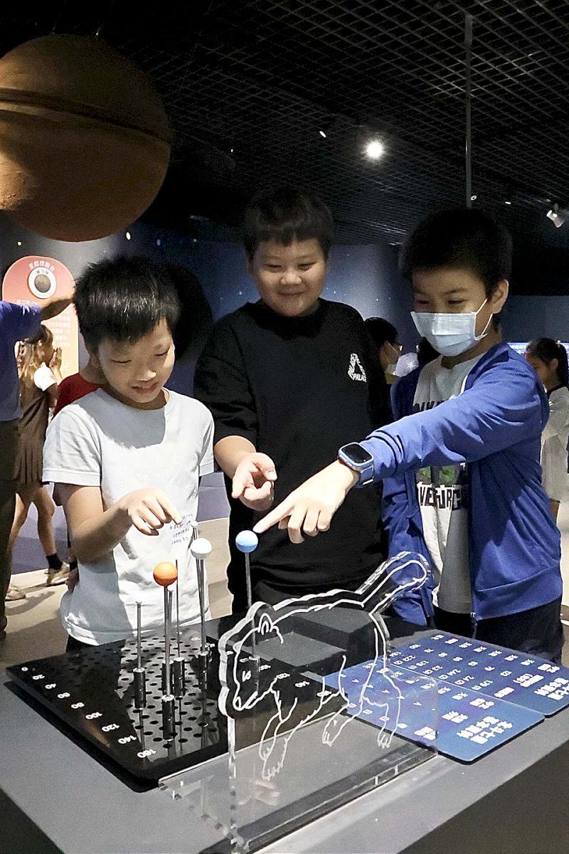 高市小港區港和國小天文展示廳銀河小學堂啟用 新增設備強化學生自主探索創新思維