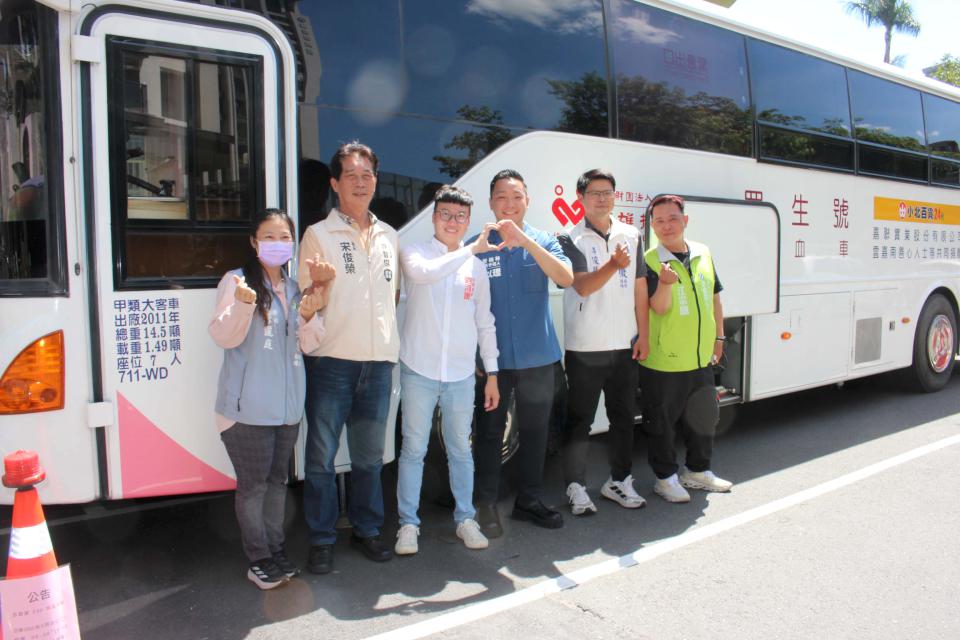 高市左營區自助里辦公處前進高市圖左營分館旁 揪挽袖獻愛募集200袋熱血
