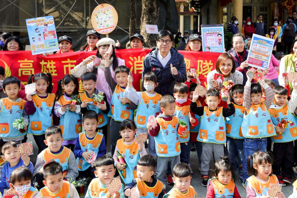 陳其邁參拜阿蓮、田寮兩寺廟發送開運小紅包 感謝中央地方協助建設高雄