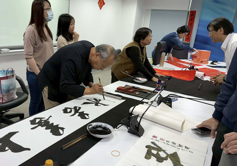 海委會邀橋檢主任檢察官蔡杰承說書互動 海巡退役謝國棟攜手書法名家揮毫贈春聯