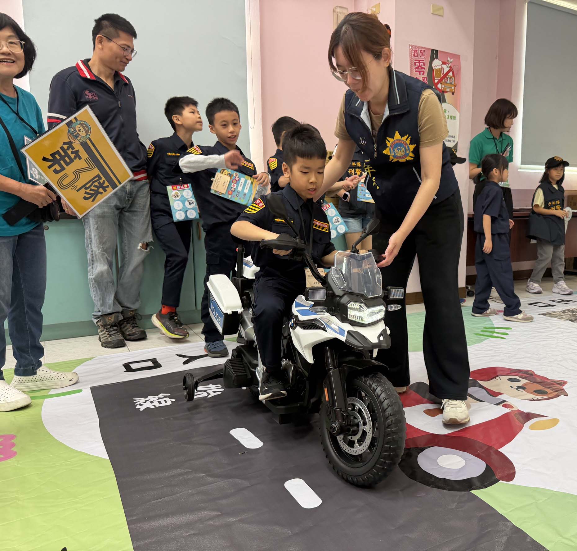 高市前鎮分局攜手少年隊、台虹教育基金會 邀孩童化身小小警察體驗日常勤務