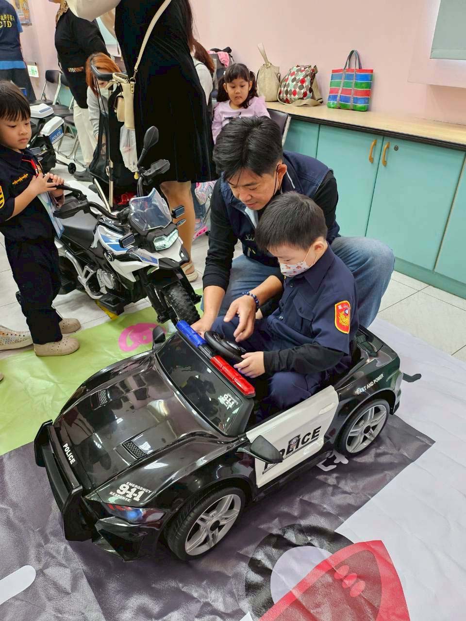 高市前鎮分局攜手少年隊、台虹教育基金會 邀孩童化身小小警察體驗日常勤務