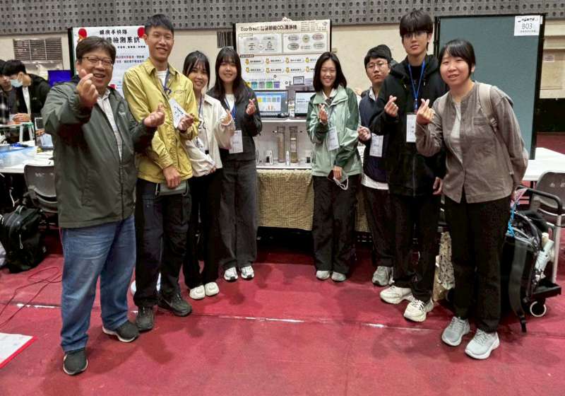 輔英科大健管、環工系、鳳山商工14師生 桌遊香港奪金節能清淨機台灣戴銀獲企業獎