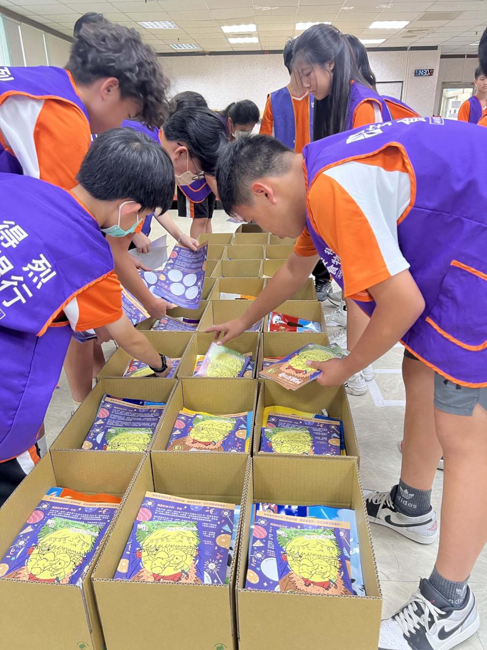 高市鳥松區文山高中教官室領軍探索服務社 前進食物銀行包裝食物箱體現服務學習