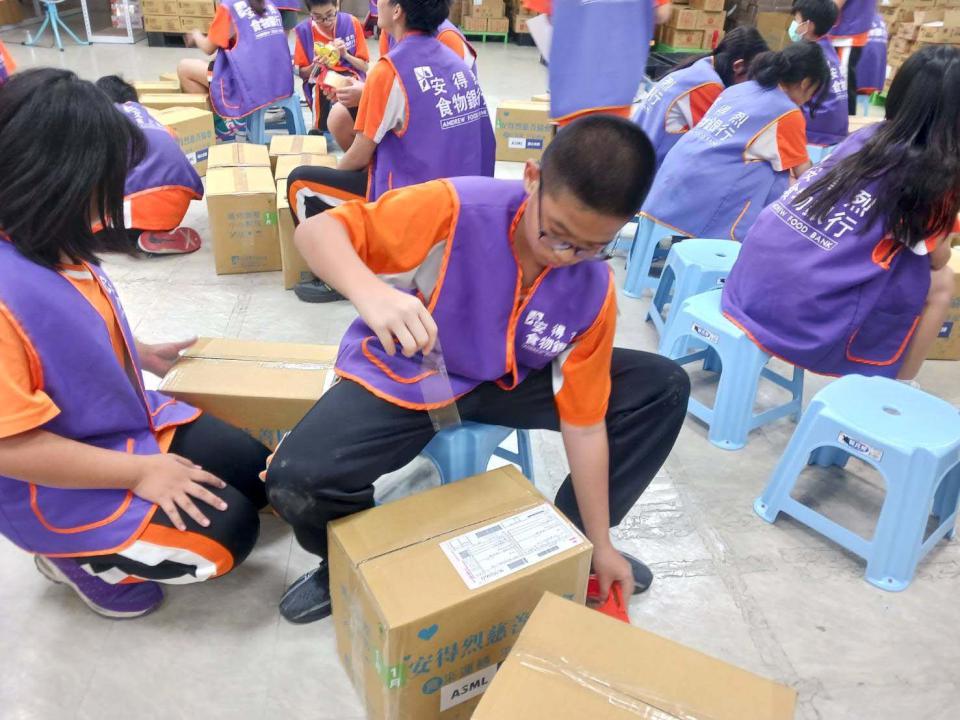 高市鳥松區文山高中教官室領軍探索服務社 前進食物銀行包裝食物箱體現服務學習