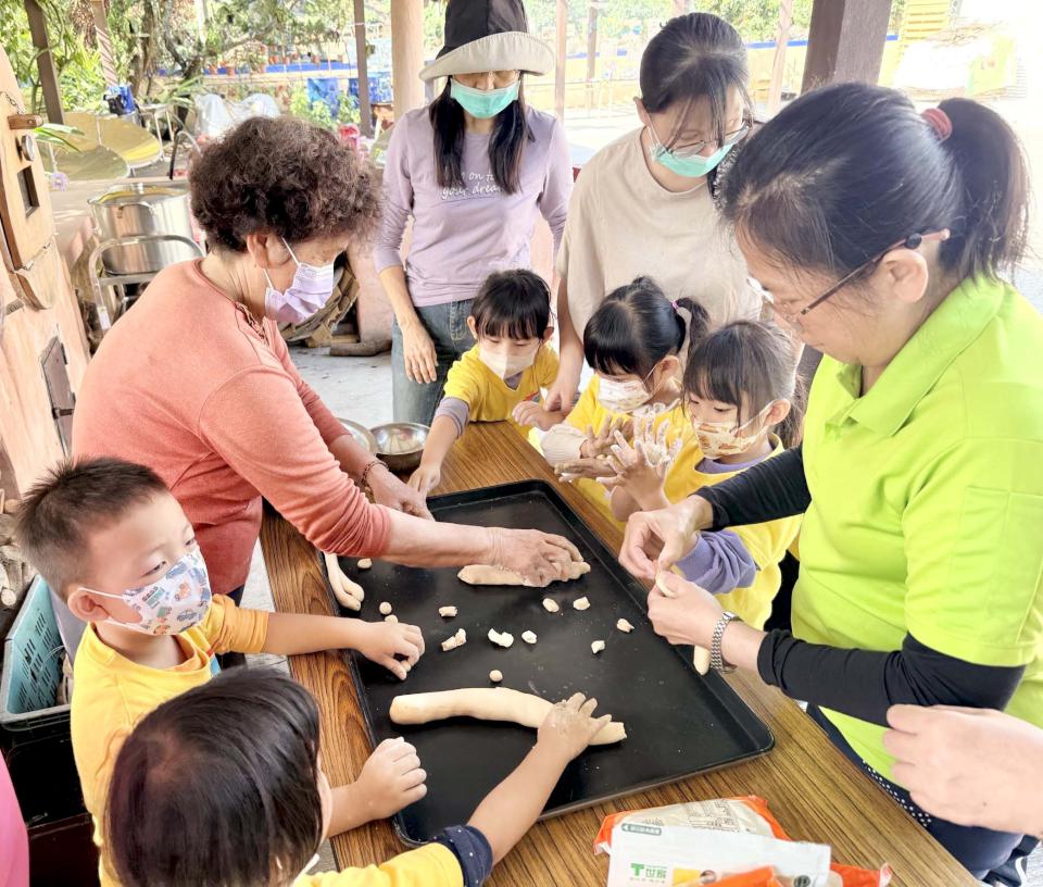 高市大樹南勝社區長者指導嶺口國小親師生粿粹 學生歌舞獻唱英文組曲展教學成果