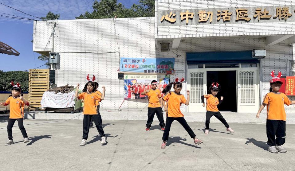 高市大樹南勝社區長者指導嶺口國小親師生粿粹 學生歌舞獻唱英文組曲展教學成果