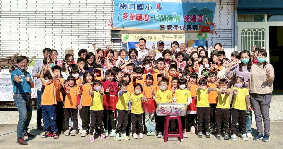 高市大樹南勝社區長者指導嶺口國小親師生粿粹 學生歌舞獻唱英文組曲展教學成果