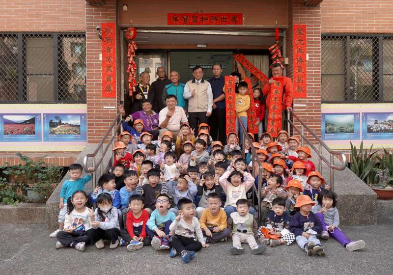 高雄市榮服處迎新春　邀書法名家揮毫送春聯