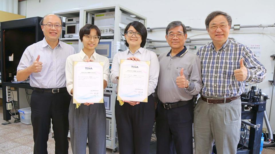 2025台灣半導體產業協會博研生 中山大光電系郭娟瑋、電機系郭庭慈全台唯12獲獎
