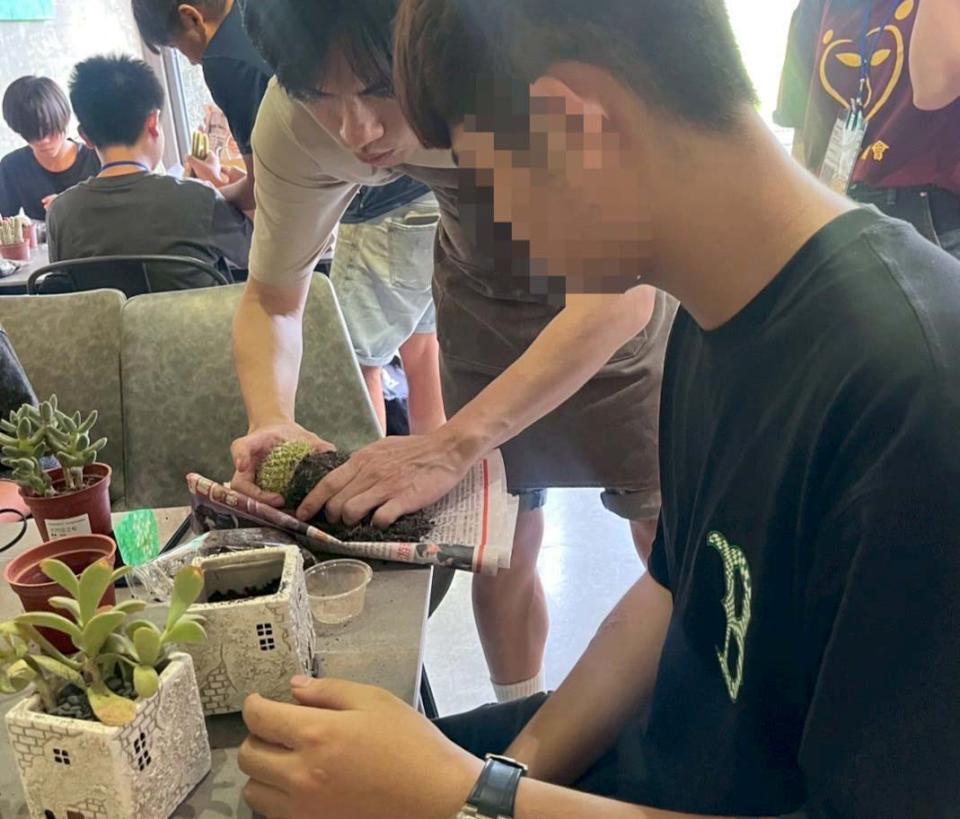 高市警局少年隊攜手少輔會邀兒少訪多肉植物園區 實作植栽穿插反毒防詐宣導