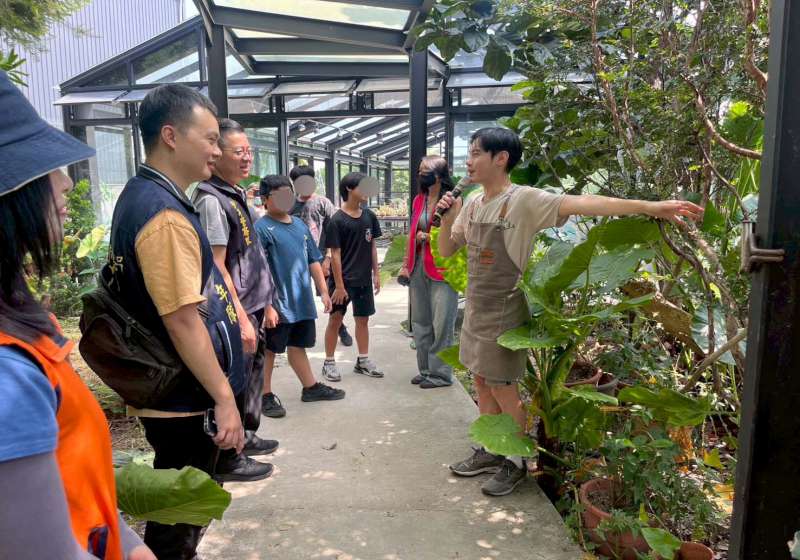 高市警局少年隊攜手少輔會邀兒少訪多肉植物園區 實作植栽穿插反毒防詐宣導