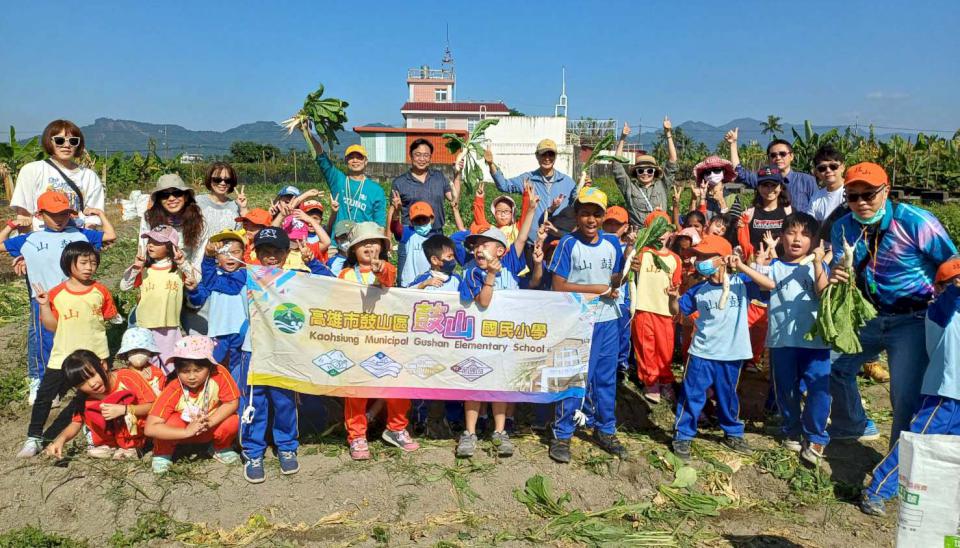 高市鼓山國小受邀吉祥國小 體驗鮮採白玉蘿蔔樂趣發表食農教育成果