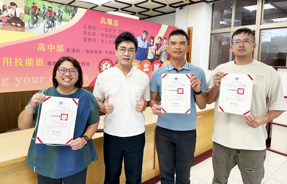 僑委會2025年績優僑生、華語輔導人員頒高市中山工商林培鈞、陳若文、侯怡妏獲獎