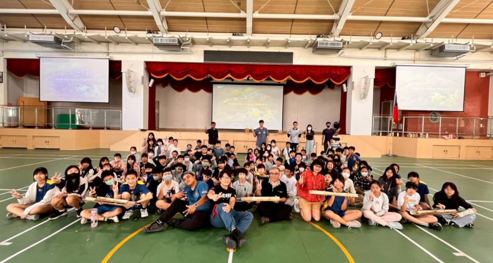 屏縣退休校長王麗芬藝啟芬享列車 開抵高市河堤國小師生體驗野外生火 