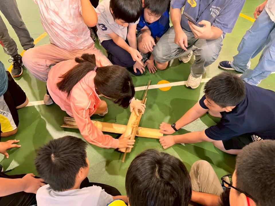 屏縣退休校長王麗芬藝啟芬享列車 開抵高市河堤國小師生體驗野外生火 