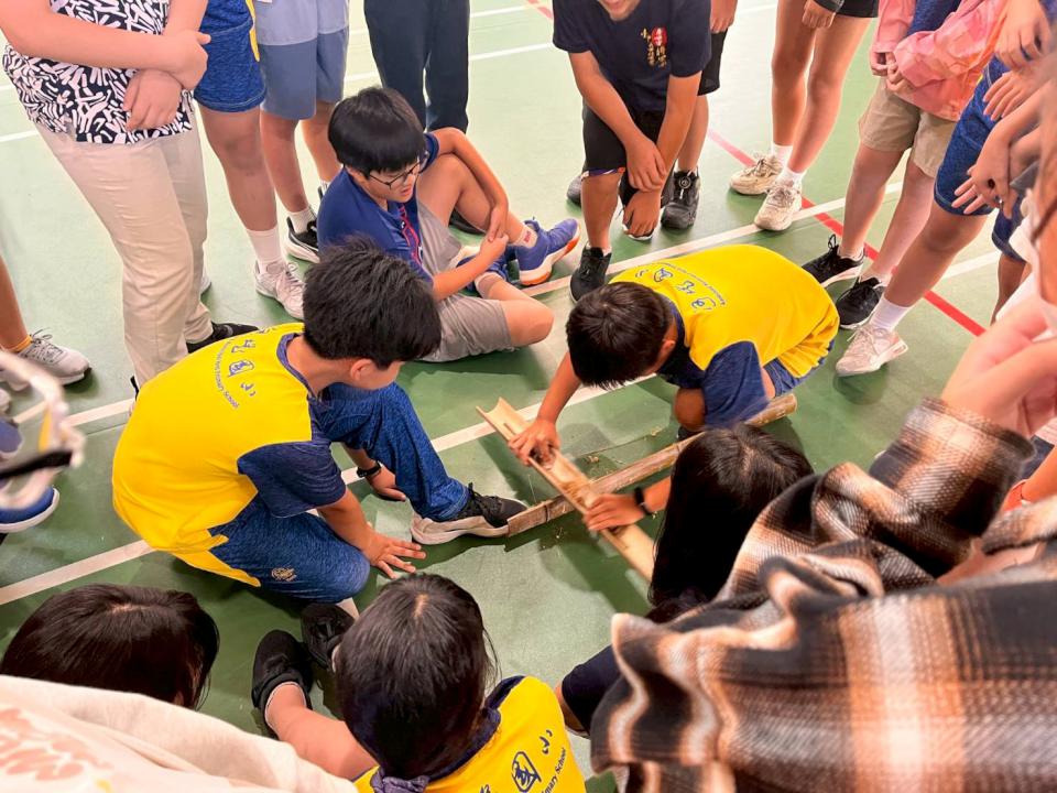 屏縣退休校長王麗芬藝啟芬享列車 開抵高市河堤國小師生體驗野外生火 