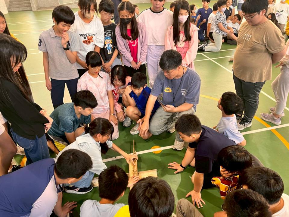 屏縣退休校長王麗芬藝啟芬享列車 開抵高市河堤國小師生體驗野外生火 