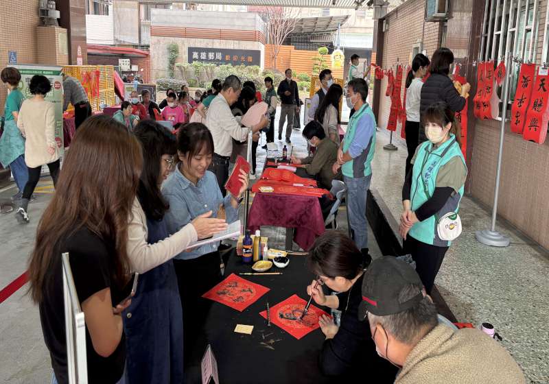 高雄郵局邀4書法名家揮毫贈春聯 同步宣導電子支付連結郵政儲戶