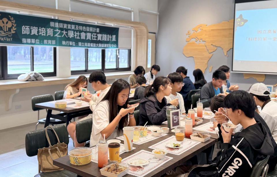高餐大師培中心邀22名經濟弱勢國中生 前進高餐大附中體驗實作烹調調飲