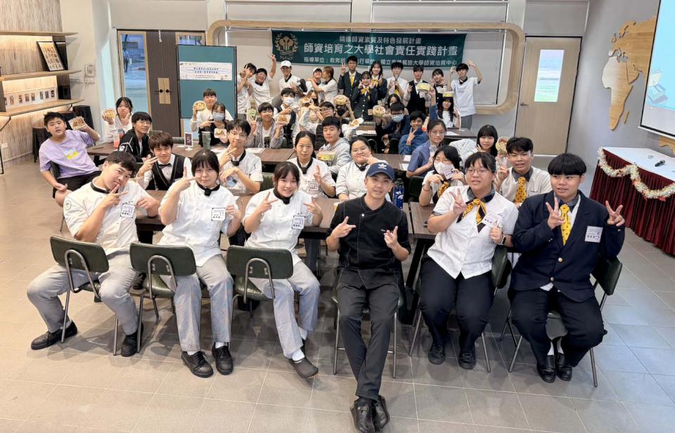 高餐大師培中心邀22名經濟弱勢國中生 前進高餐大附中體驗實作烹調調飲