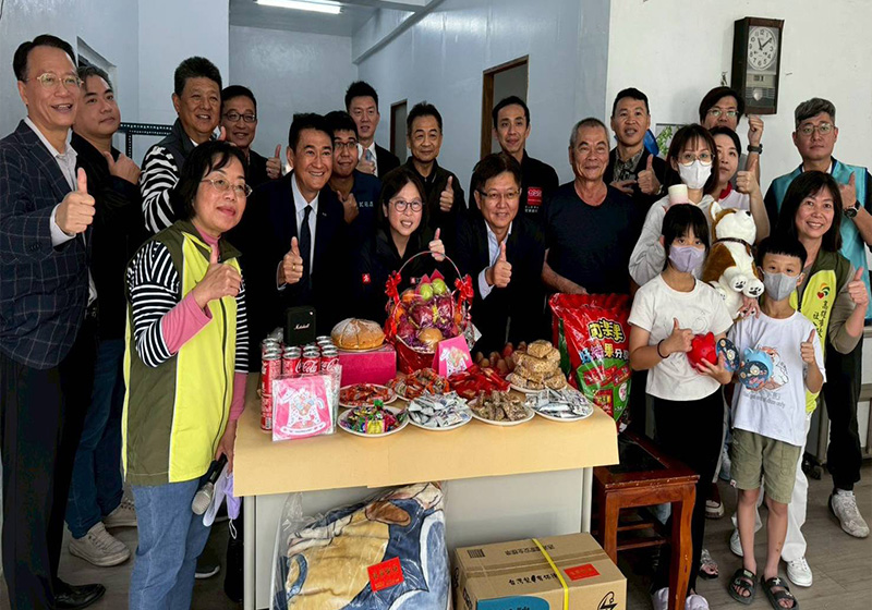 高市社會局攜手不動產開發公會 助美濃區一家四口翁修繕住處歡喜入新厝