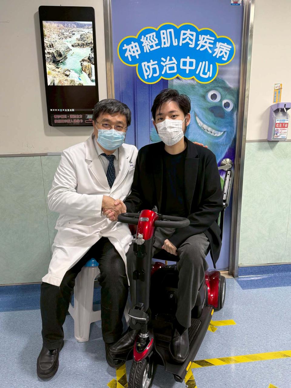 台灣肌萎症病友協會20週年畫展「揮灑生命的色彩」 20件創作高醫南杏藝廊邀賞