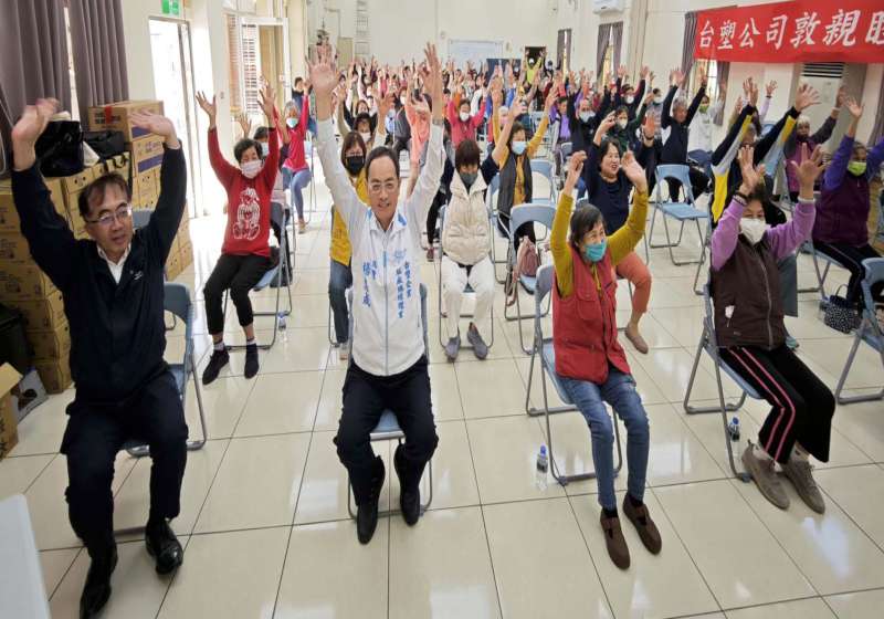 台塑企業仁武廠邀營養師宣導健康促進 體適能講師教做簡易毛巾操