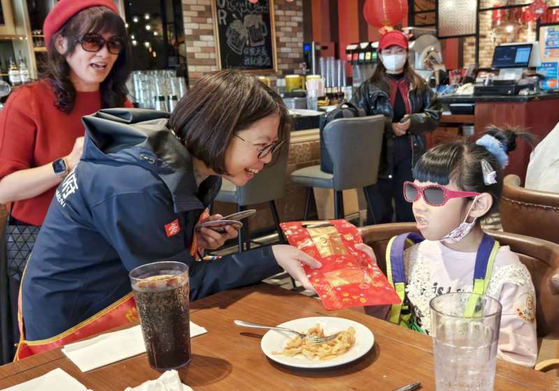 高市社會局邀監護兒少、照顧者暢玩前鎮區知名遊樂園 共進午餐贈開運紅包禮盒賀年