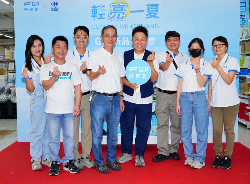 金鐘主持人卜學亮化身一日榮譽快閃店長 現身連鎖量販店推介國產機能鞋春夏新品