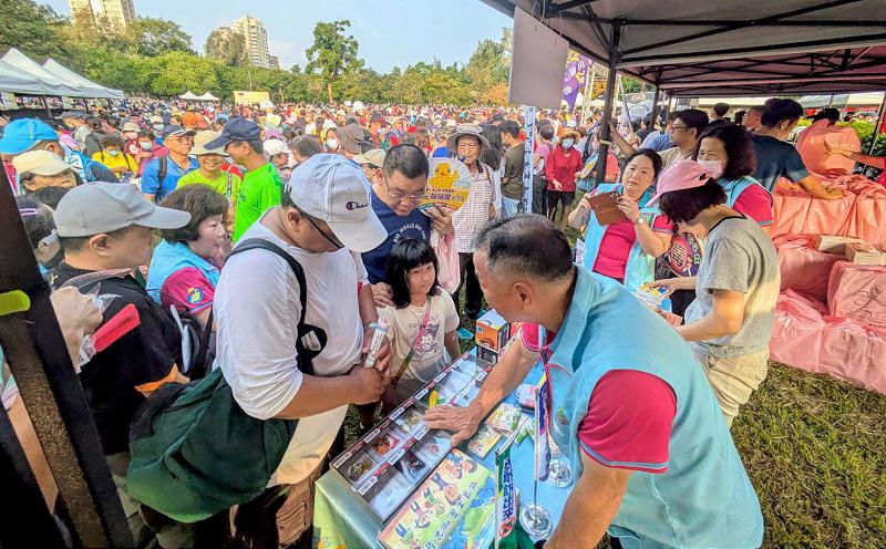 高市府澄清湖景區升旗健走歡慶114年中華民國生日 教育局宣導拒毒反詐全民國防