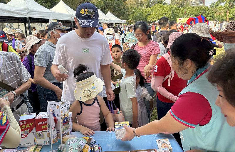 高市府澄清湖景區升旗健走歡慶114年中華民國生日 教育局宣導拒毒反詐全民國防