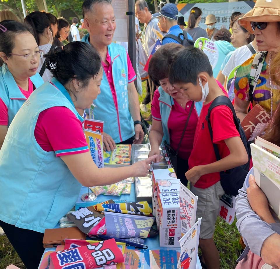 高市府澄清湖景區升旗健走歡慶114年中華民國生日 教育局宣導拒毒反詐全民國防