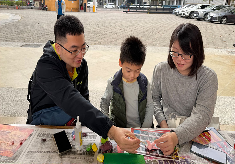 高市社教館115年寒假首邀張茗玲前進左營區文府國中 教作親子體驗手作樂趣