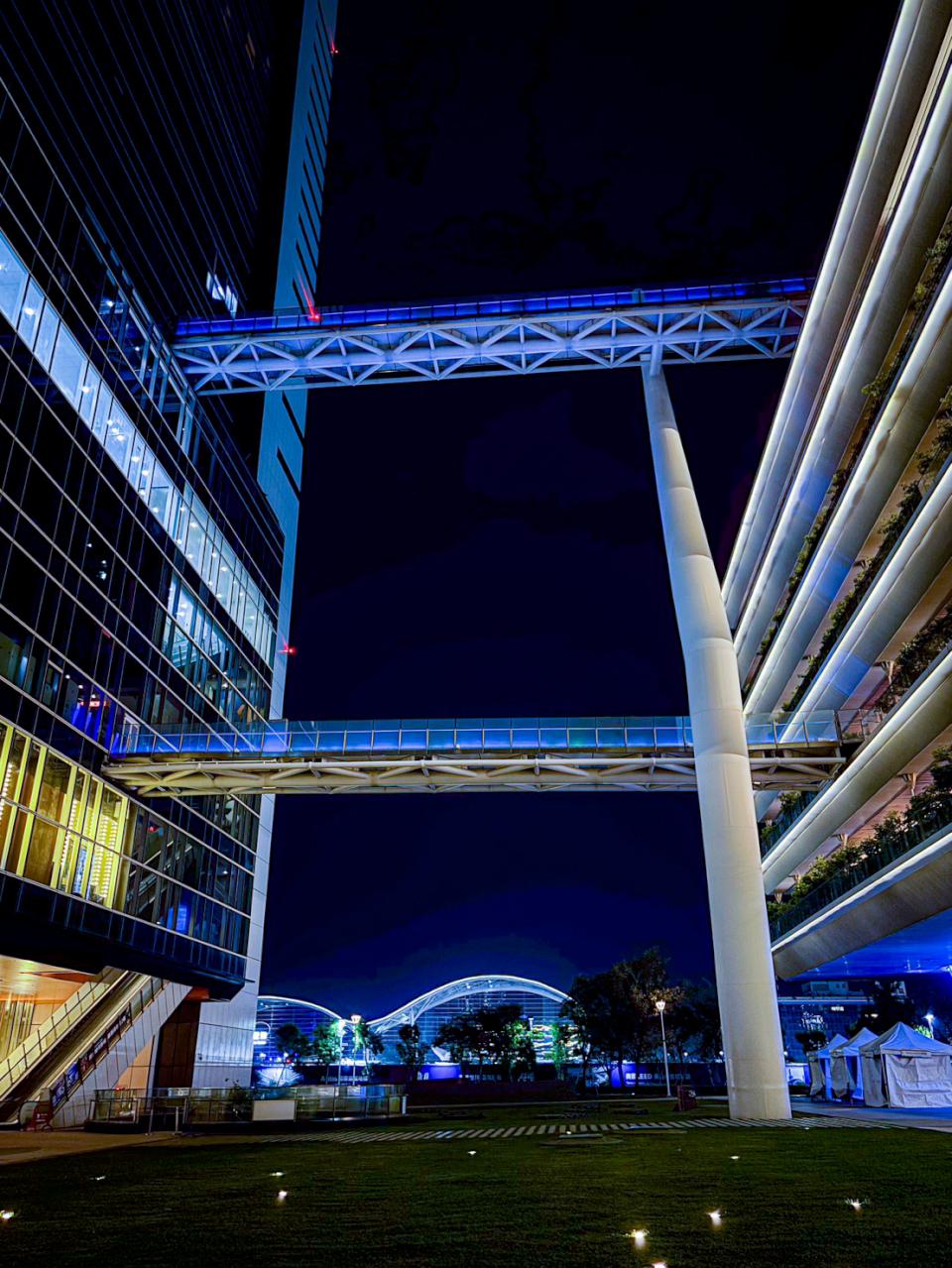 高雄我來了!TWICE、伍佰&China Blue 相繼蒞臨 不只七大地標點亮藍海,五星級「承億酒店」也來應援