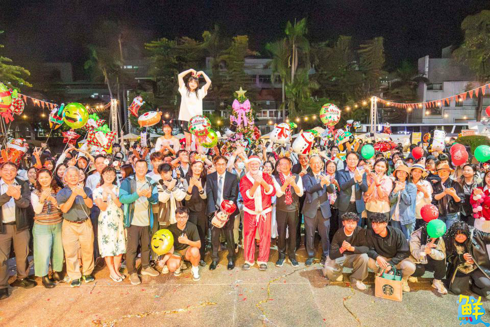 嘉藥「粉亮甲子」點燈啟幕 致敬Gary老師從勝但使命榮退