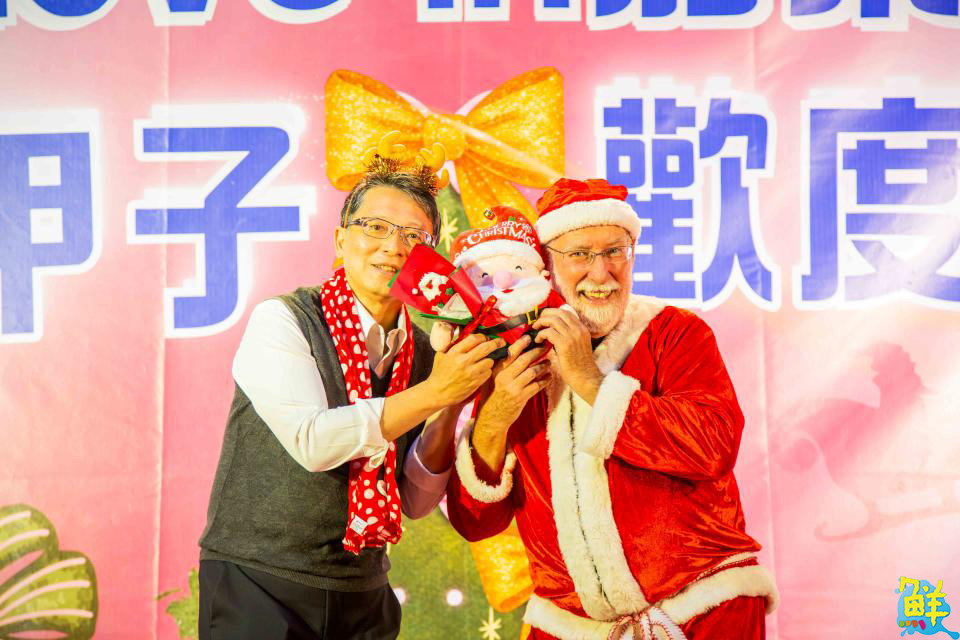 嘉藥「粉亮甲子」點燈啟幕 致敬Gary老師從勝但使命榮退