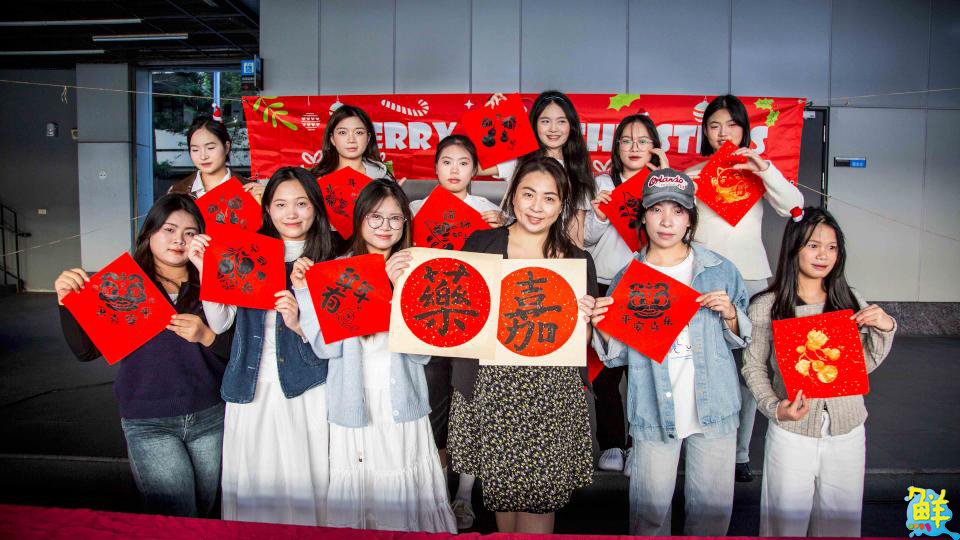 嘉藥「粉亮甲子」點燈啟幕 致敬Gary老師從勝但使命榮退