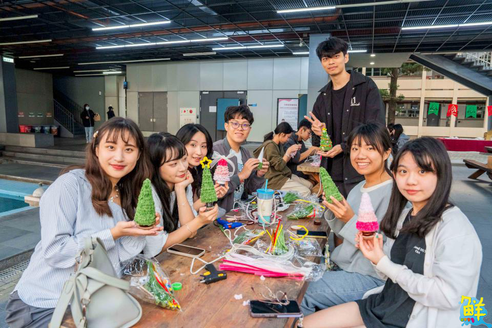 嘉藥「粉亮甲子」點燈啟幕 致敬Gary老師從勝但使命榮退